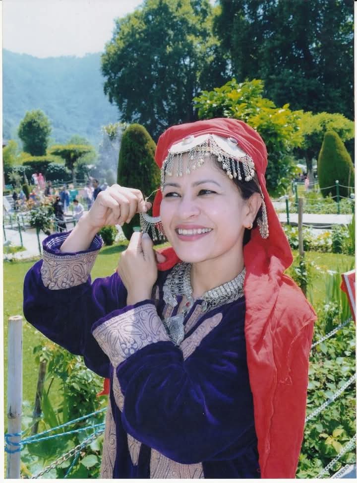 ঝর্ণাটি আবেগী ভীষণ, নিয়ে এক রাশ ব্যাকুলতা!