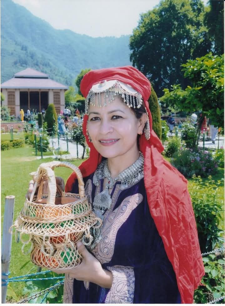 কান পেতে রয় বাতাসের তোড়ে!                      